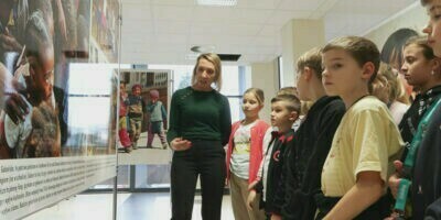 grupa dzieci, dorosły, przed ekspozycją